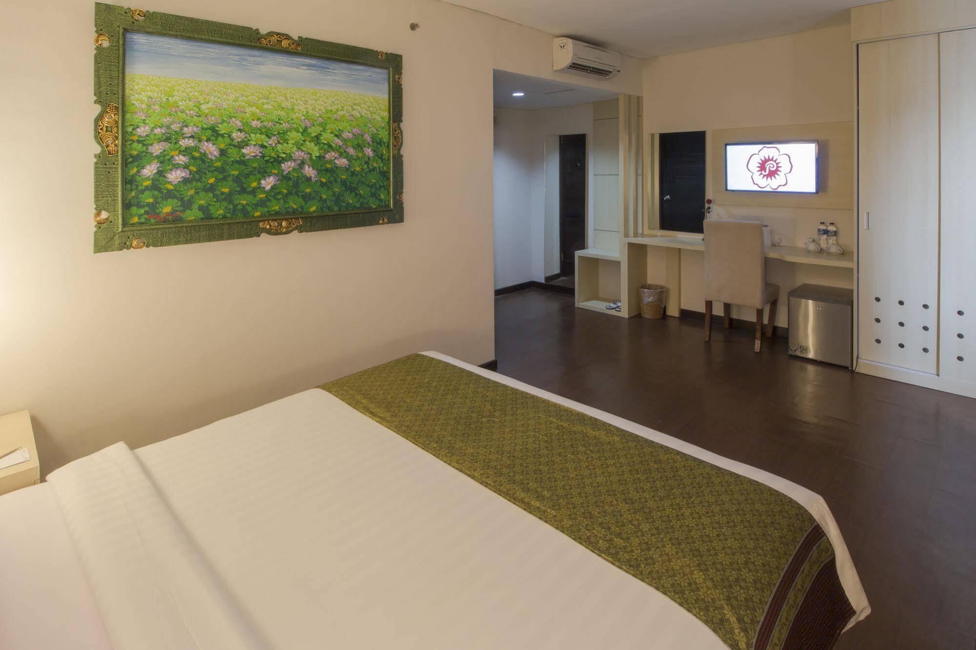 แกรนด์ ปุรี ซารอน โฮเต็ล มาลิโอโบโร Hotel ยอกยาการ์ตา ภายนอก รูปภาพ