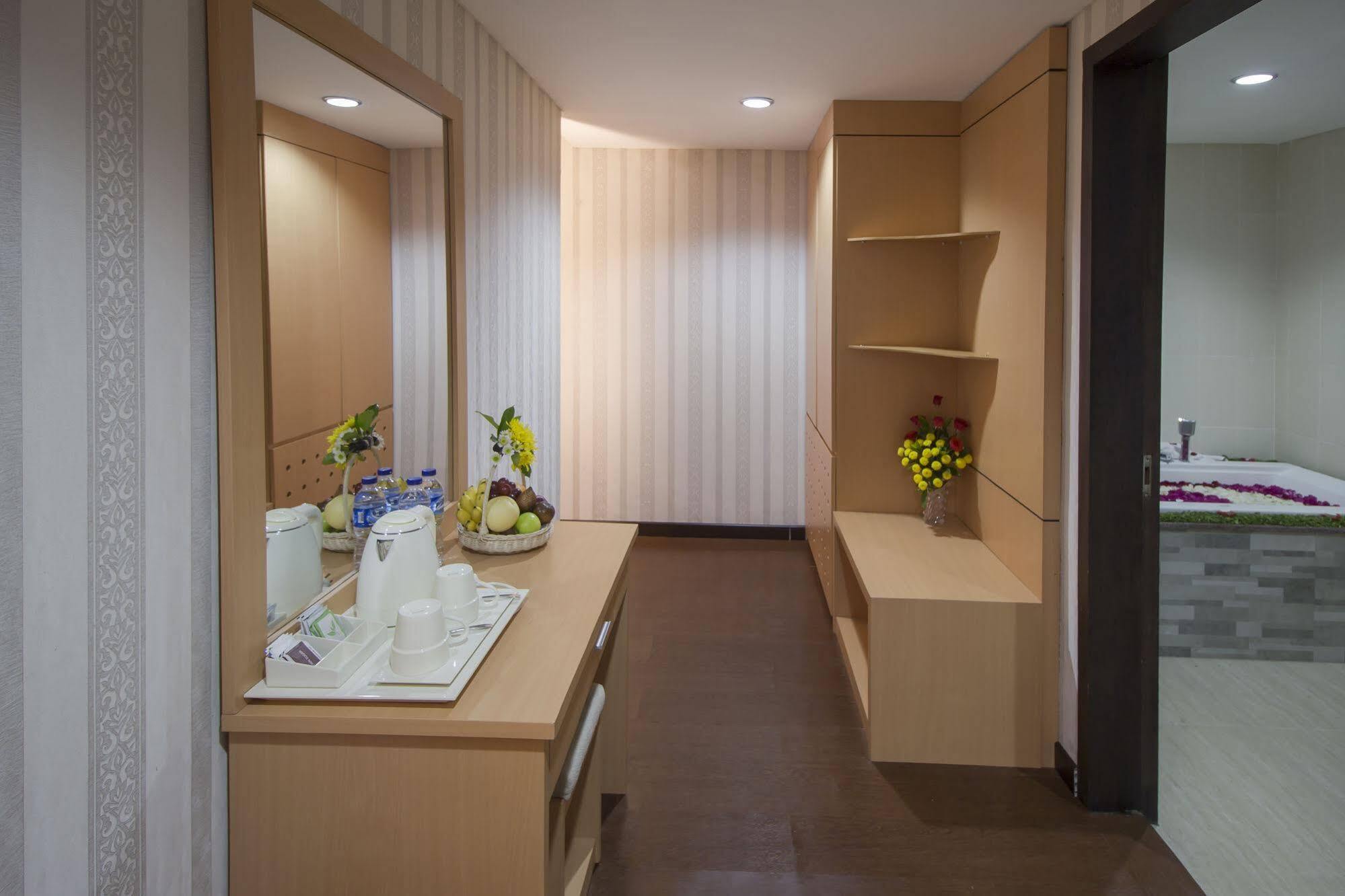แกรนด์ ปุรี ซารอน โฮเต็ล มาลิโอโบโร Hotel ยอกยาการ์ตา ภายนอก รูปภาพ