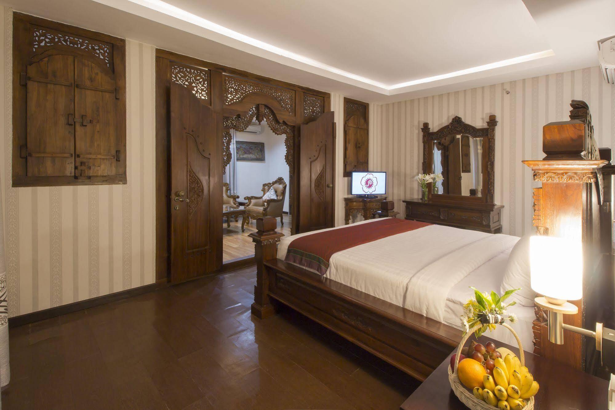 แกรนด์ ปุรี ซารอน โฮเต็ล มาลิโอโบโร Hotel ยอกยาการ์ตา ภายนอก รูปภาพ