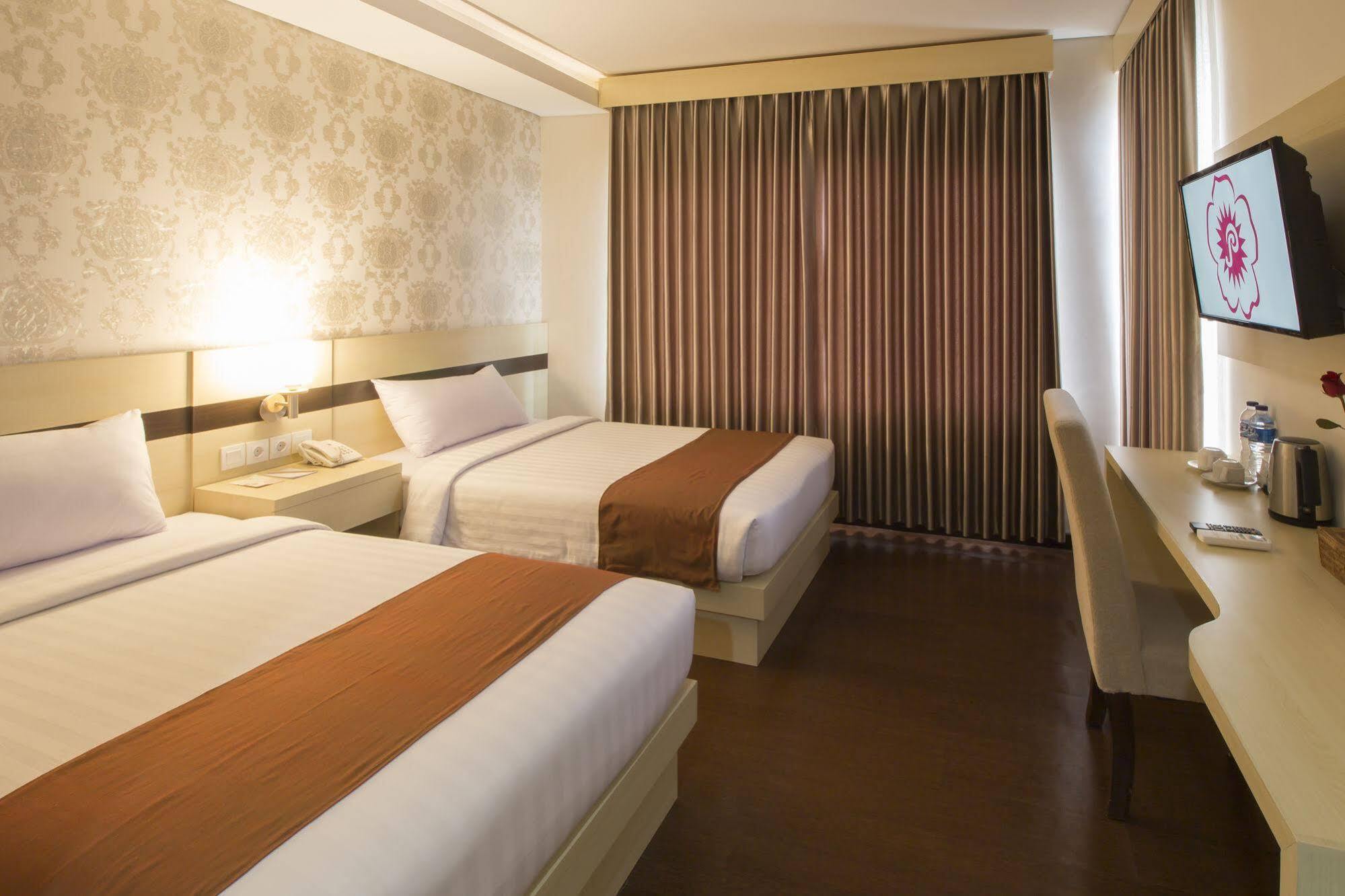 แกรนด์ ปุรี ซารอน โฮเต็ล มาลิโอโบโร Hotel ยอกยาการ์ตา ภายนอก รูปภาพ