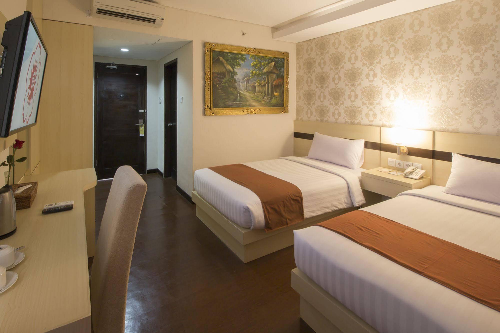 แกรนด์ ปุรี ซารอน โฮเต็ล มาลิโอโบโร Hotel ยอกยาการ์ตา ภายนอก รูปภาพ
