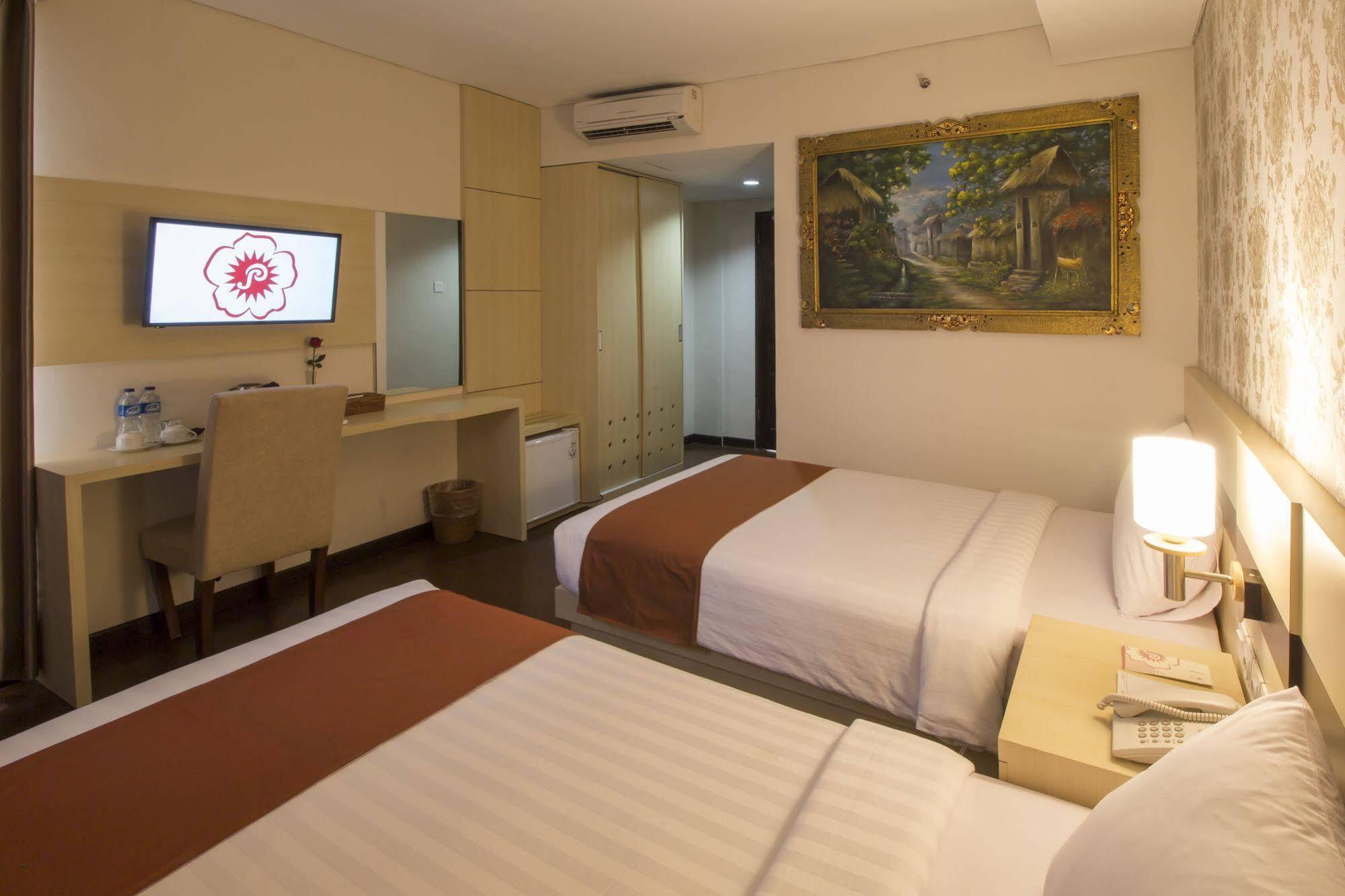 แกรนด์ ปุรี ซารอน โฮเต็ล มาลิโอโบโร Hotel ยอกยาการ์ตา ภายนอก รูปภาพ