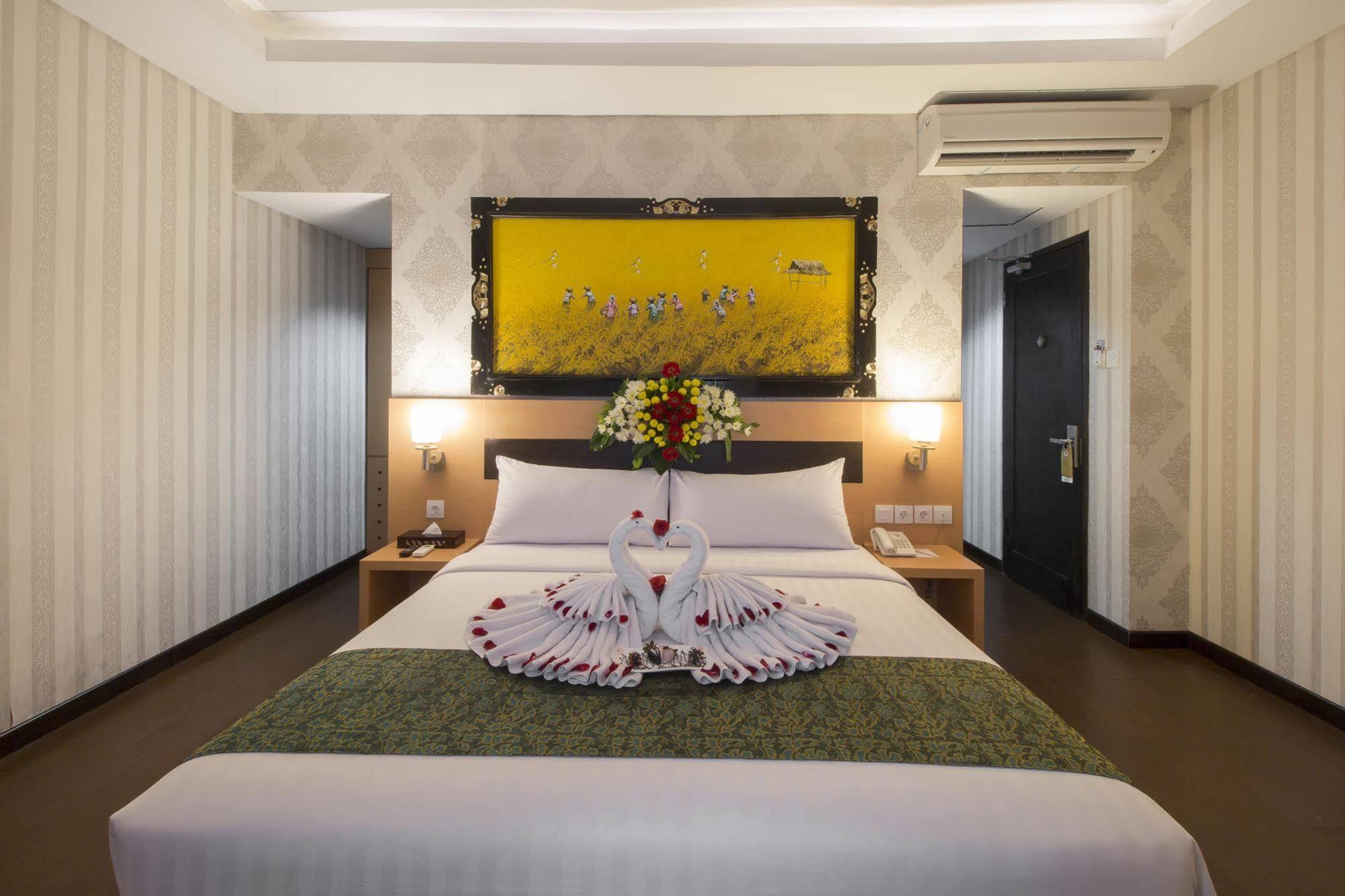 แกรนด์ ปุรี ซารอน โฮเต็ล มาลิโอโบโร Hotel ยอกยาการ์ตา ภายนอก รูปภาพ