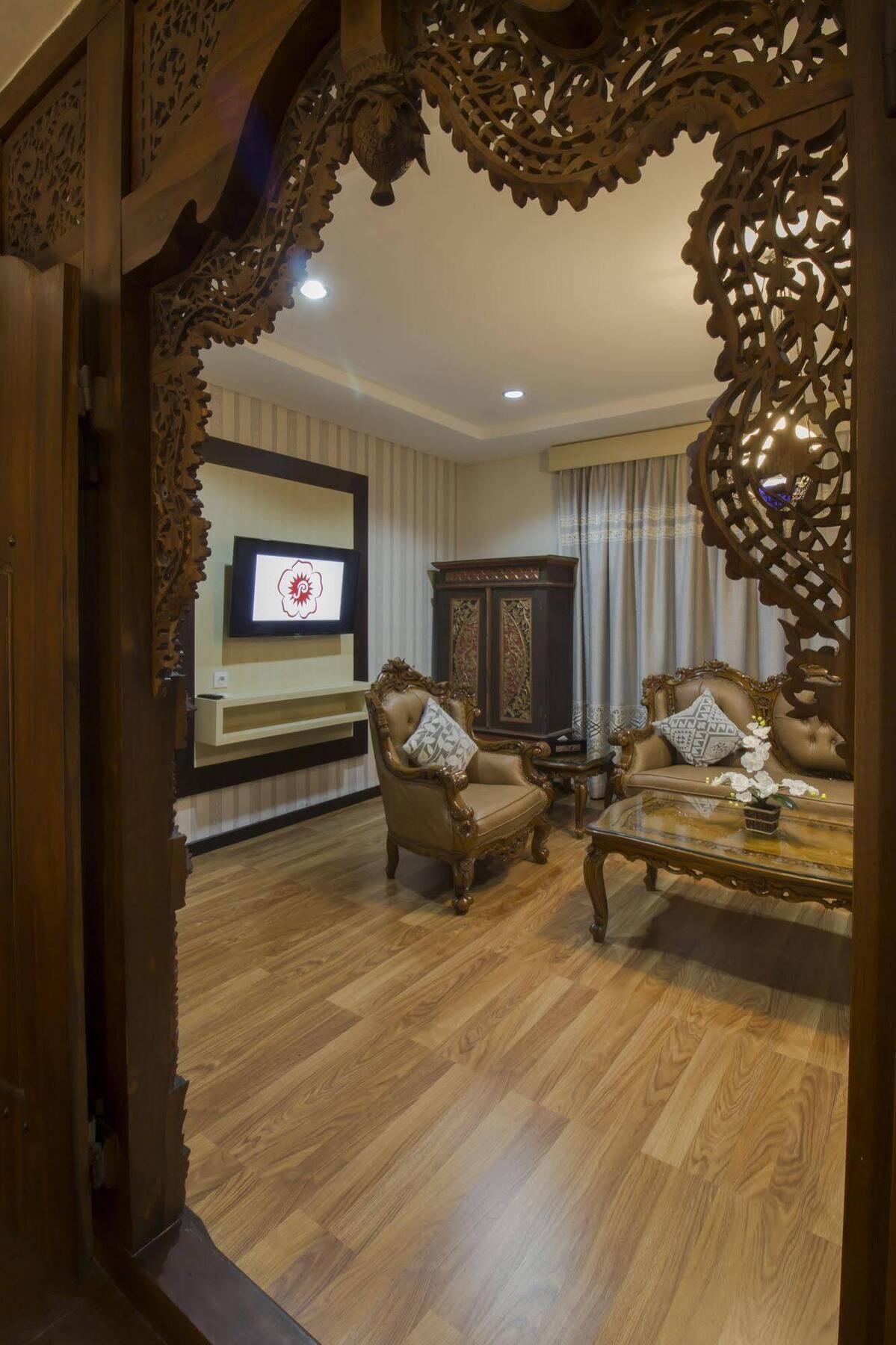 แกรนด์ ปุรี ซารอน โฮเต็ล มาลิโอโบโร Hotel ยอกยาการ์ตา ภายนอก รูปภาพ