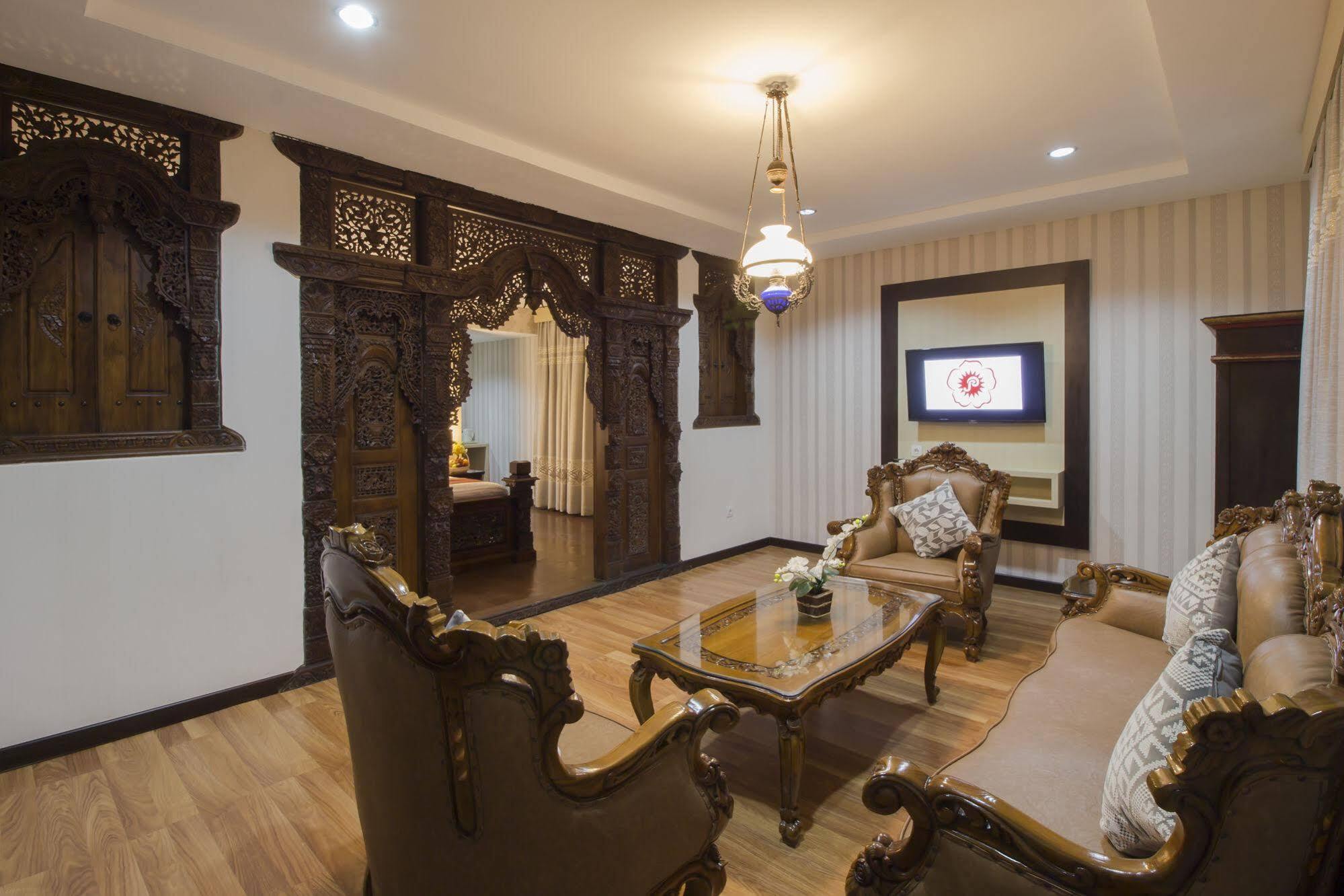 แกรนด์ ปุรี ซารอน โฮเต็ล มาลิโอโบโร Hotel ยอกยาการ์ตา ภายนอก รูปภาพ