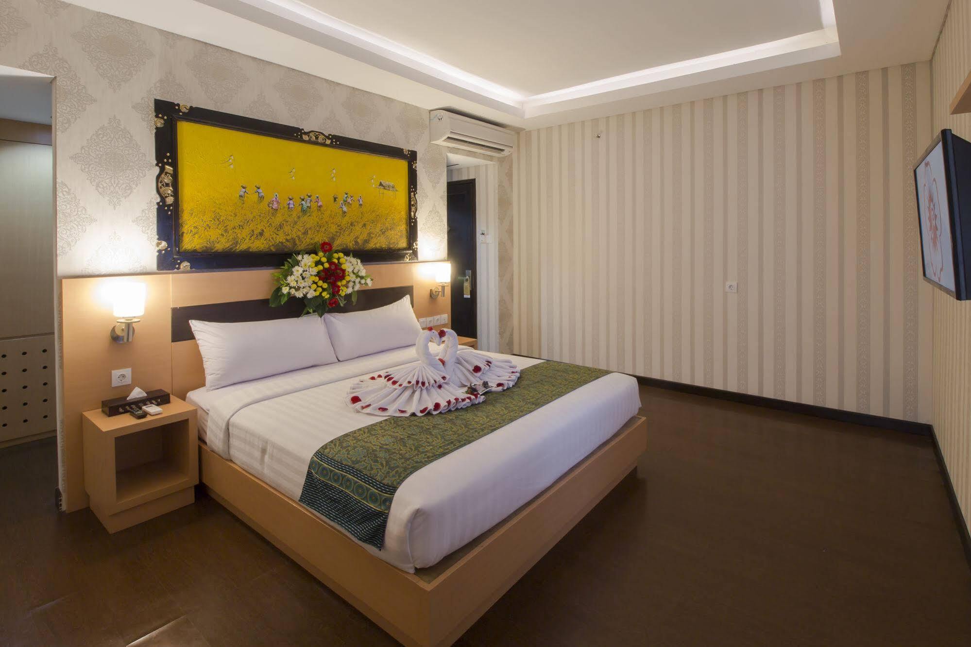 แกรนด์ ปุรี ซารอน โฮเต็ล มาลิโอโบโร Hotel ยอกยาการ์ตา ภายนอก รูปภาพ