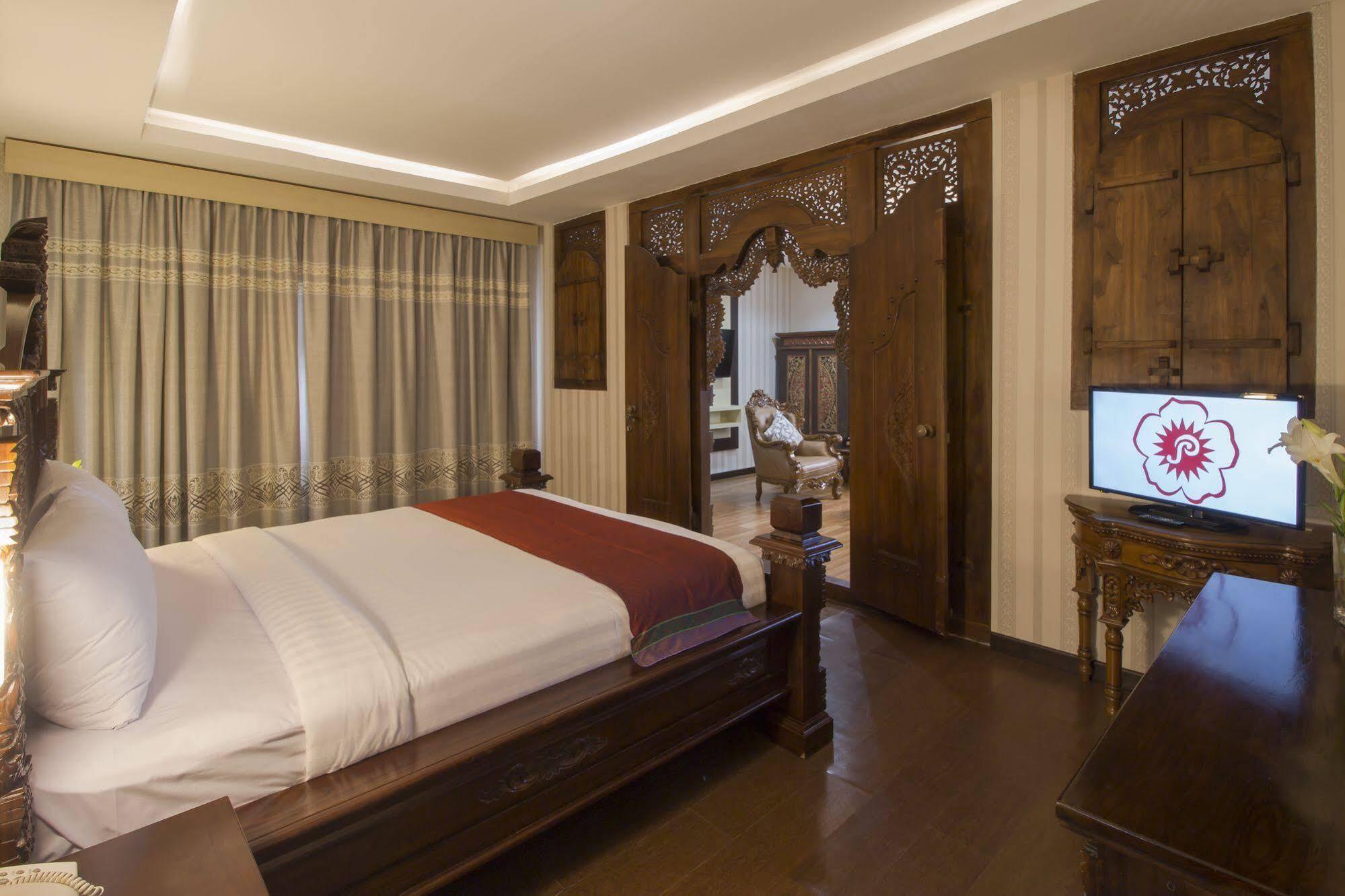 แกรนด์ ปุรี ซารอน โฮเต็ล มาลิโอโบโร Hotel ยอกยาการ์ตา ภายนอก รูปภาพ