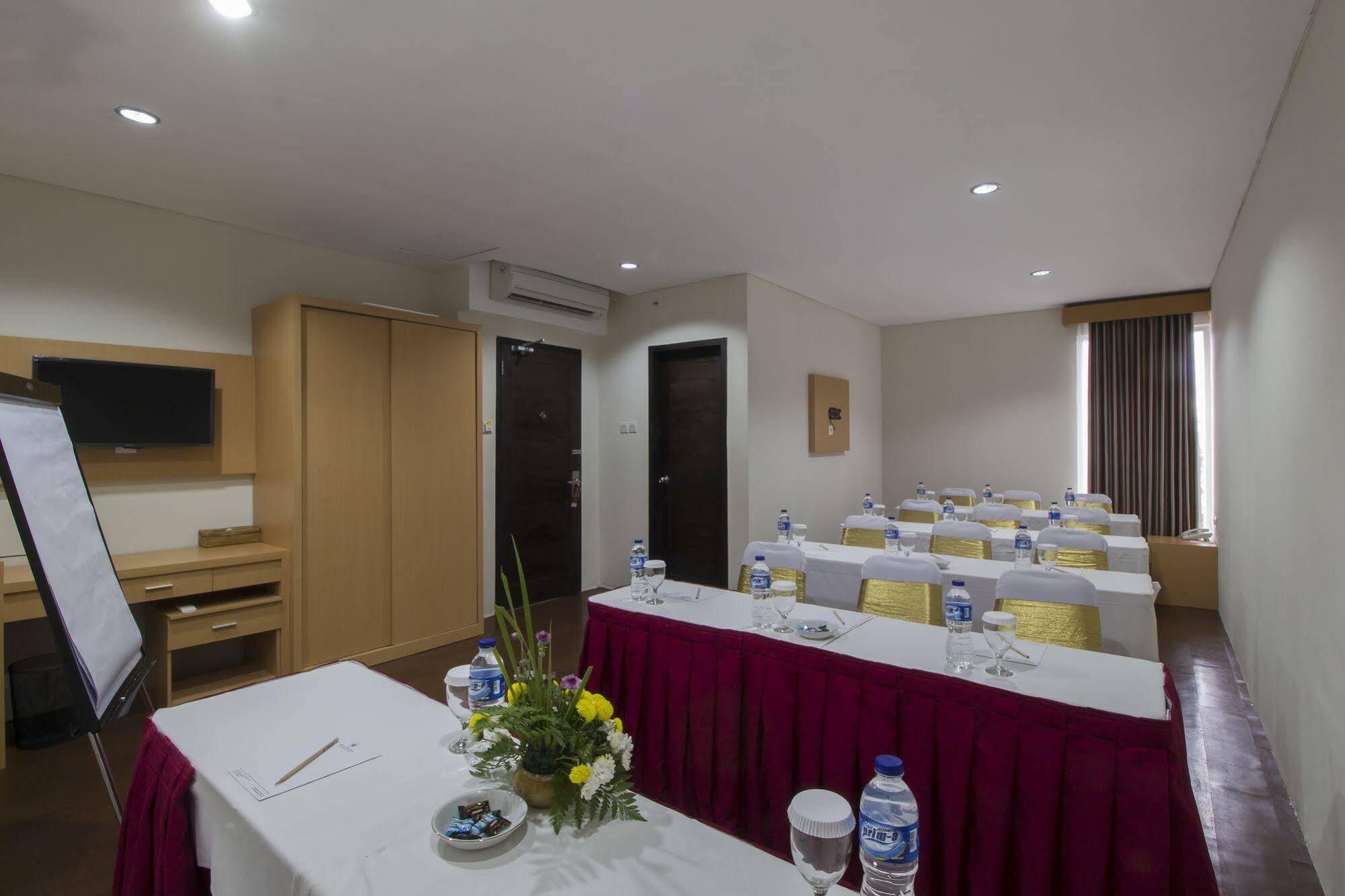 แกรนด์ ปุรี ซารอน โฮเต็ล มาลิโอโบโร Hotel ยอกยาการ์ตา ภายนอก รูปภาพ